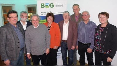 Alois Hofstetter, Jochen Thym, Friedhelm Haenisch, Brigitte Keller sowie Kurt Scholz, Carl Behmer und Fritz Gerneth, mit der stlv. Landrätin Waltraud Gruber (v. li). (Foto: BEG)