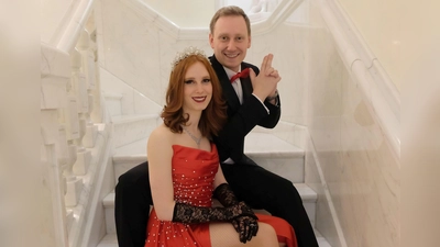 Der Faschingsclub Laim inthronisierte kürzlich sein Prinzenpaar. Prinzessin Susi I. und Prinz Oli I. haben sich das Motto „James Bond“ ausgesucht. (Foto: FC Laim)