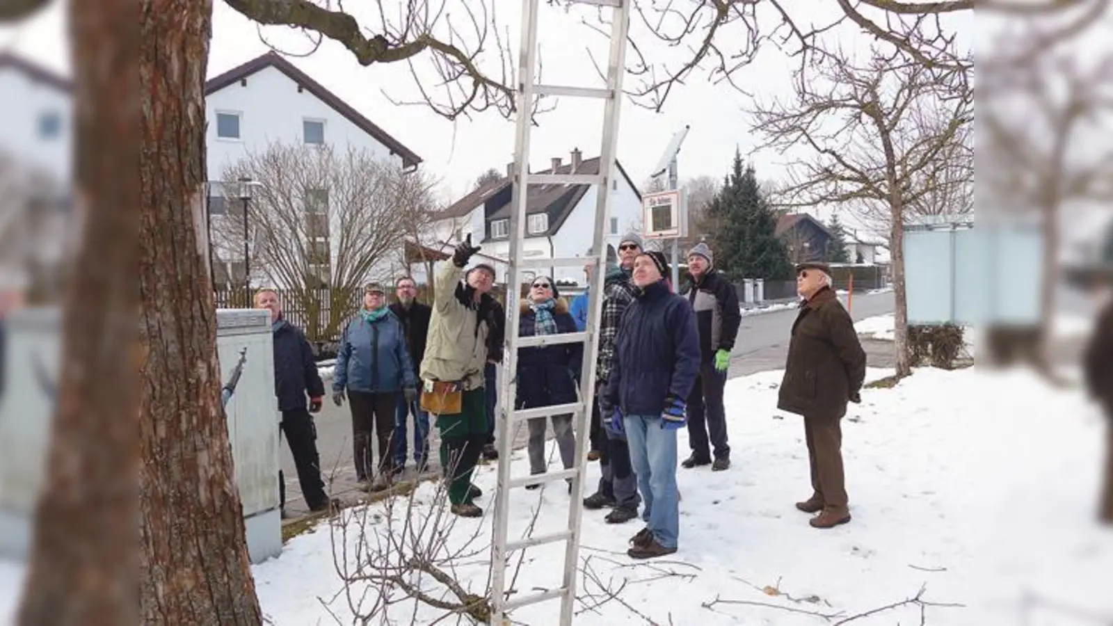 15 Interesierte nahmen beim Baumschnittkurs des Eigenheimervereins Neukeferloh teil.	 (Foto: privat)