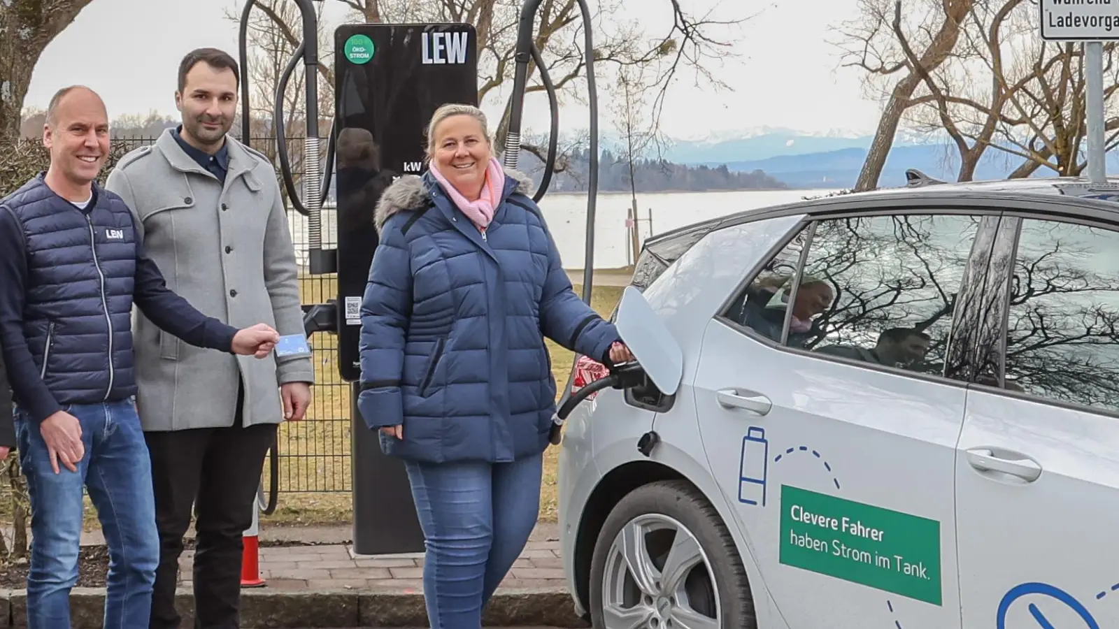 Bauamtsleiter Oliver Gerweck, Andreas Bayer und Rossen Schechredski von den Lechwerken und 2. Bürgermeisterin Christina Reich vor den neuen Ladestationen auf dem Parkplatz an der Rieder Straße (v.l.).<br> (Foto: Gemeinde Herrsching)
