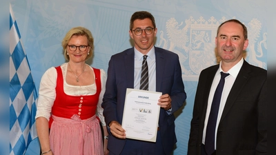 Wirtschaftsminister Hubert Aiwanger (rechts) überreichte Peißenbergs Bürgermeister Frank Zellner das „Reisen für Alle”-Zertifikat. (Foto: Markt Peißenberg)