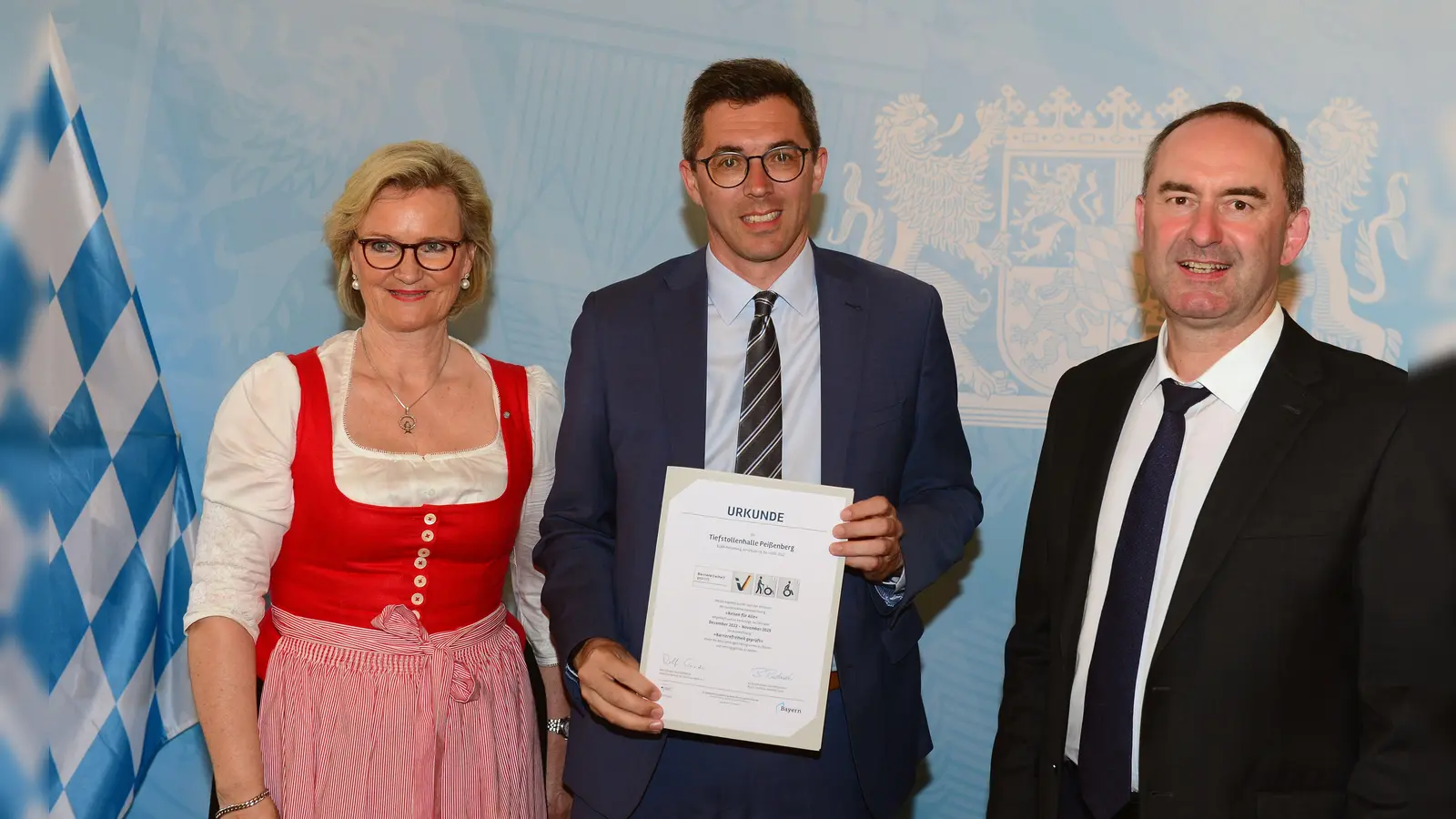 Wirtschaftsminister Hubert Aiwanger (rechts) überreichte Peißenbergs Bürgermeister Frank Zellner das „Reisen für Alle”-Zertifikat. (Foto: Markt Peißenberg)