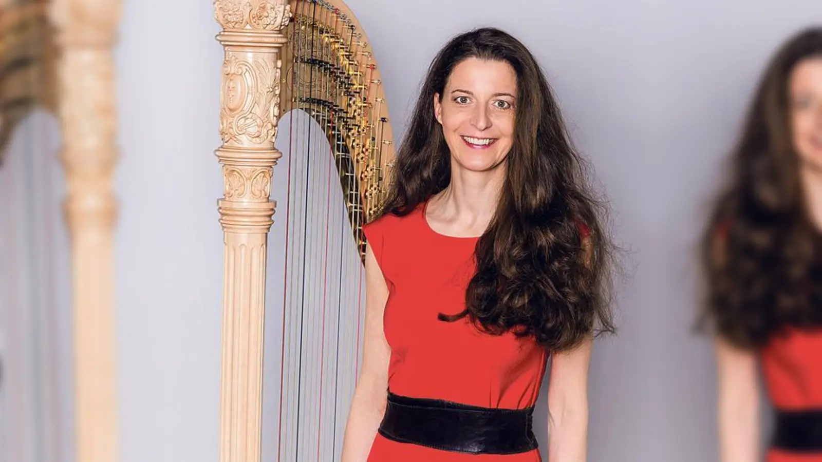 Beim »Harfenzauber« zeigt Silke Aichhorn, welche Fingerfertigkeiten beim Spielen des filigranen Saiteninstruments vonnöten sind.	 (Foto: VA)