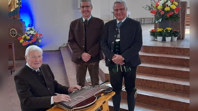 Die Maiandacht der Pfarrei Heilige Edith Stein München gestalten Adi und Andi Lackermeier (rechts im Bild) zusammen mit Eugen Friedl an der Zither. (Foto: kö)
