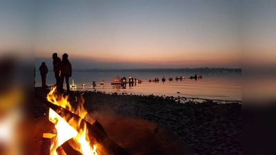 Mit bunten Laternen, die zu Wasser gelassen wurden, wiesen die Besucher dem „Wasserwichtl” den Weg an das Bucher Ufer des Ammersees. (Foto: Wasserwacht Buch)