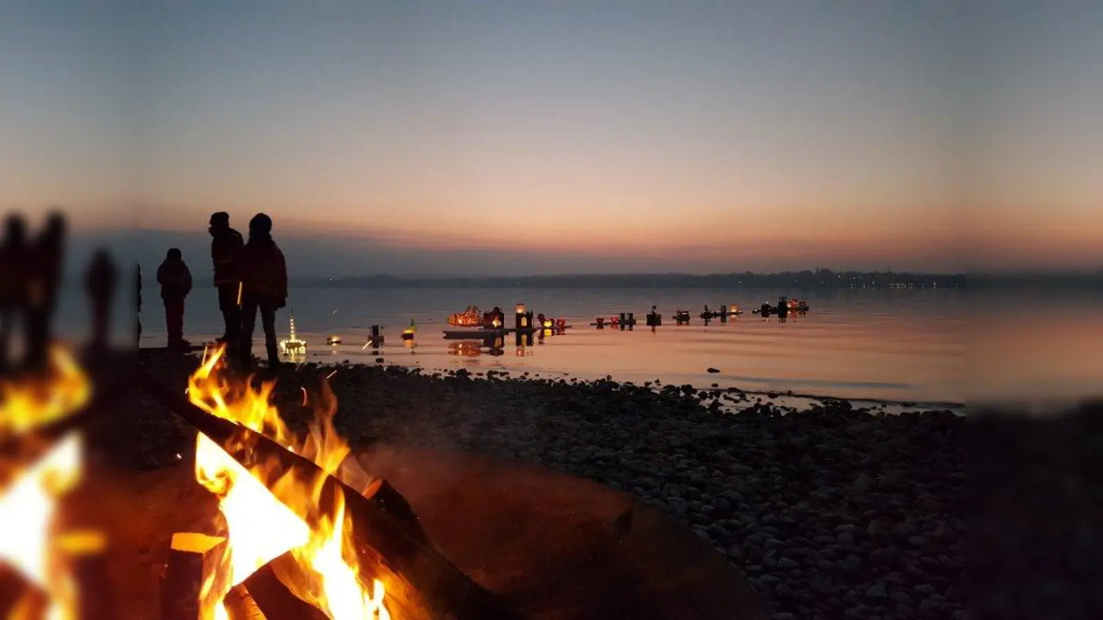 Mit bunten Laternen, die zu Wasser gelassen wurden, wiesen die Besucher dem „Wasserwichtl” den Weg an das Bucher Ufer des Ammersees. (Foto: Wasserwacht Buch)