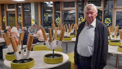 Diese neuen kleinen Hocker und Bänke in der Mensa der Grundschule veranlassten Josef Mögele, Vorsitzender des BA Laim, die Gremiumssitzung kurzerhand abzusagen. (Foto: kö)