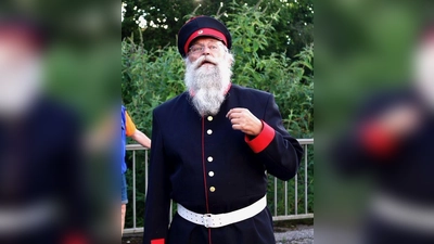 Während der Führung trifft man auch den Bahnhofsvorsteher, gespielt von Dieter Veicht. (Foto: Ammerseer Theaterverein)