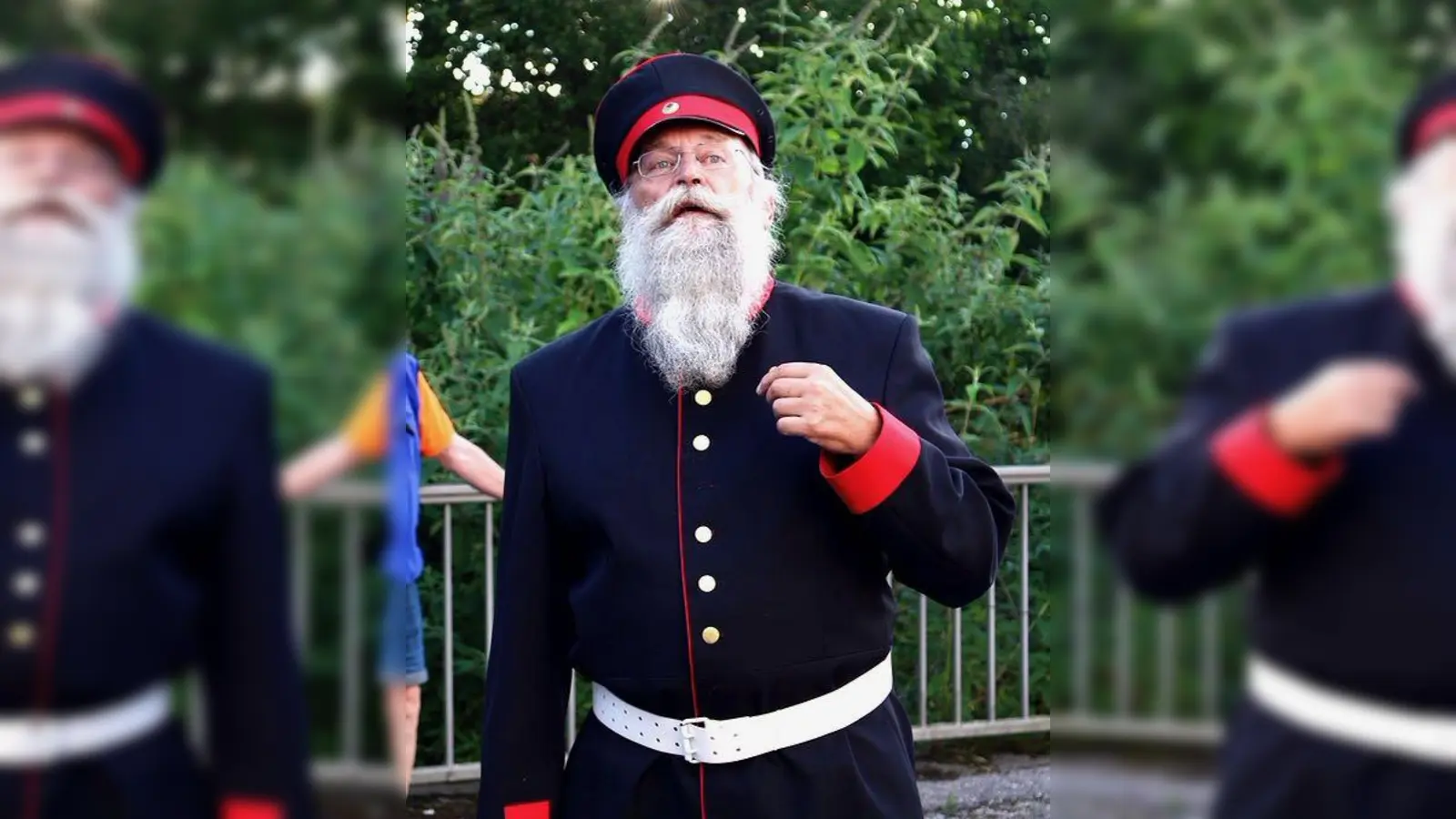 Während der Führung trifft man auch den Bahnhofsvorsteher, gespielt von Dieter Veicht. (Foto: Ammerseer Theaterverein)
