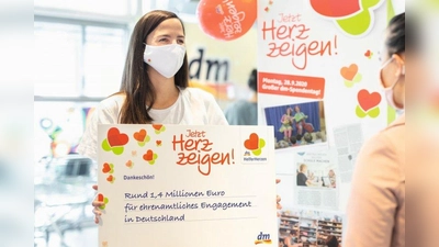 Im Rahmen der HelferHerzen-Aktion „Jetzt Herz zeigen!” gehen rund 1,4 Millionen Euro an rund 1.750 ehrenamtliche Projekte in Deutschland . (Foto: dm/Sebastian Heck)