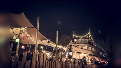 Weihnachtsmarkt: Die Utting legt dieses Jahr bis zum 23. Dezember als Sternenflotte ab. (Foto: Fabian Christ)