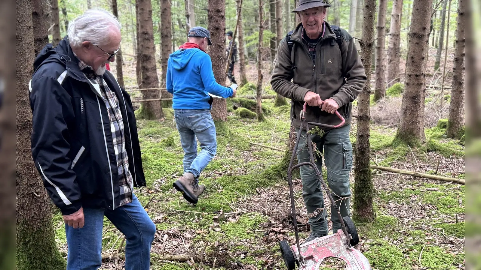 Auch Kuriositäten wie dieser alte Rasenmäher wurden bei der Grenzbegehung gefunden. (Foto: Oliver Bertram)