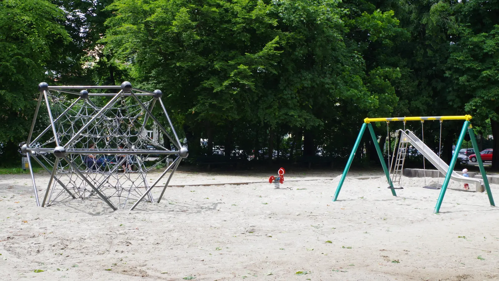 Die Sandfläche am Agricolaplatz ist bisher Teil des Kinderspielplatzes. Stadtteilbewohner wünschen sich zusätzlich eine Sandfläche fürs Boulespielen. (Foto: Beatrix Köber)