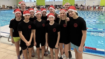 Ein erfolgreiches Team waren Helena Franke, Trainer Martin Heine, Amelie Buckl, Emma Laux, Lea Wommelsdorf, Fiona Kuhn, Pauline Lettner, Louisa Seeber, Evelin Laux, Trainer Johannes Bick und Lina Janotta (v.l.n.r.). (Foto: SV Lohhof)