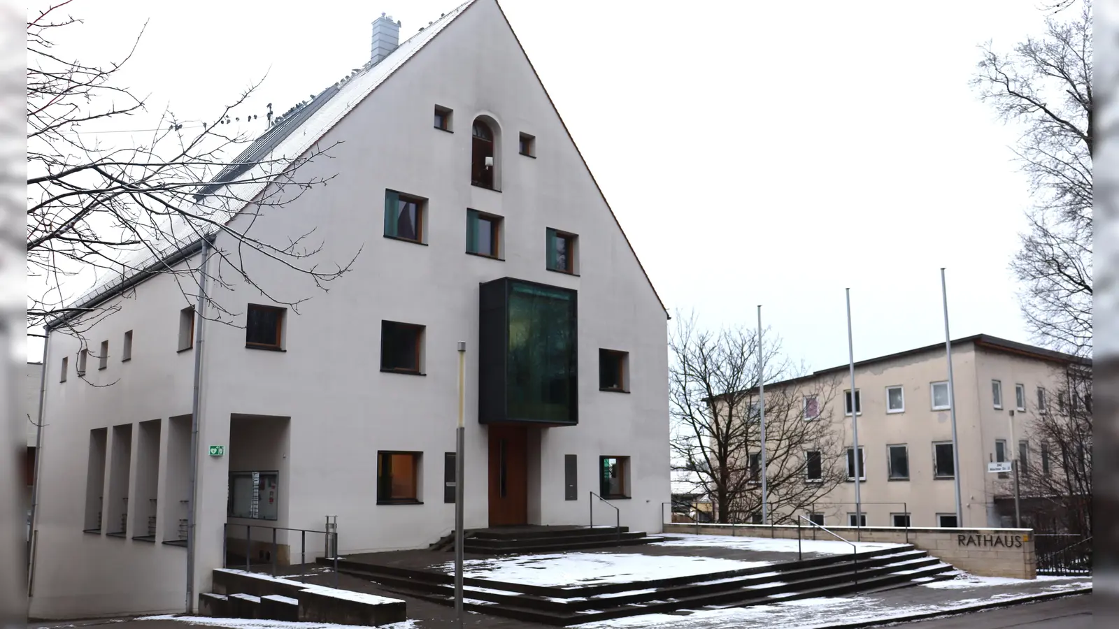 Der Markt Isen (hier das Rathaus) erhält 60.000 Fördermittel. Auch andere Kommunen im Landkreis profitieren vom Bayerischen Städtebauförderungsprogramm. (Archivbild: bas)
