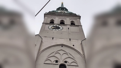 Von der Aussichtsplattform des Alten Peters abgeseilt wurde eine auf den Stufen verunglückte 35-jährige Frau.  (Foto: mha)