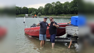 Stadtrat Manfred Kick (r.) und der Zweite Bürgermeister, Jürgen Ascherl, halfen mit bei der Montage des neuen Stegs im Garchinger See tatkräftig mit. (Foto: Stadt Garching)