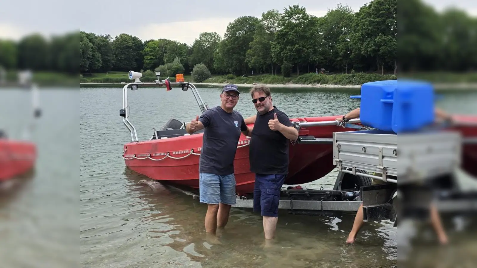 Stadtrat Manfred Kick (r.) und der Zweite Bürgermeister, Jürgen Ascherl, halfen mit bei der Montage des neuen Stegs im Garchinger See tatkräftig mit. (Foto: Stadt Garching)