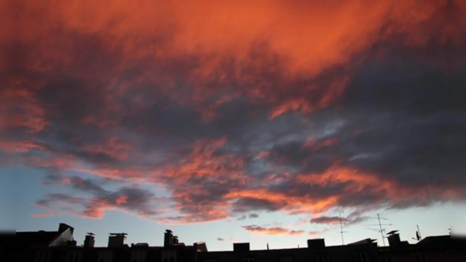 »Himmelbrand über Haidhausen«: ein gelungenes Beispiel für ein Wetterbild aus München. Sehen kann man diese derzeit im Ökologischen Bildungszentrum.	 (Foto: Markus Schaefers)