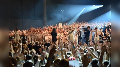 Große Hallen füllt Weltrekordhalter Mano Michael zusammen mit den Sängern und Sängerinnen beim Massen-Chorprojekt.  (Foto: Mano Michael)
