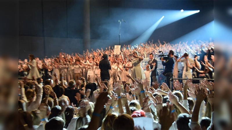 Große Hallen füllt Weltrekordhalter Mano Michael zusammen mit den Sängern und Sängerinnen beim Massen-Chorprojekt.  (Foto: Ralph Larmann )
