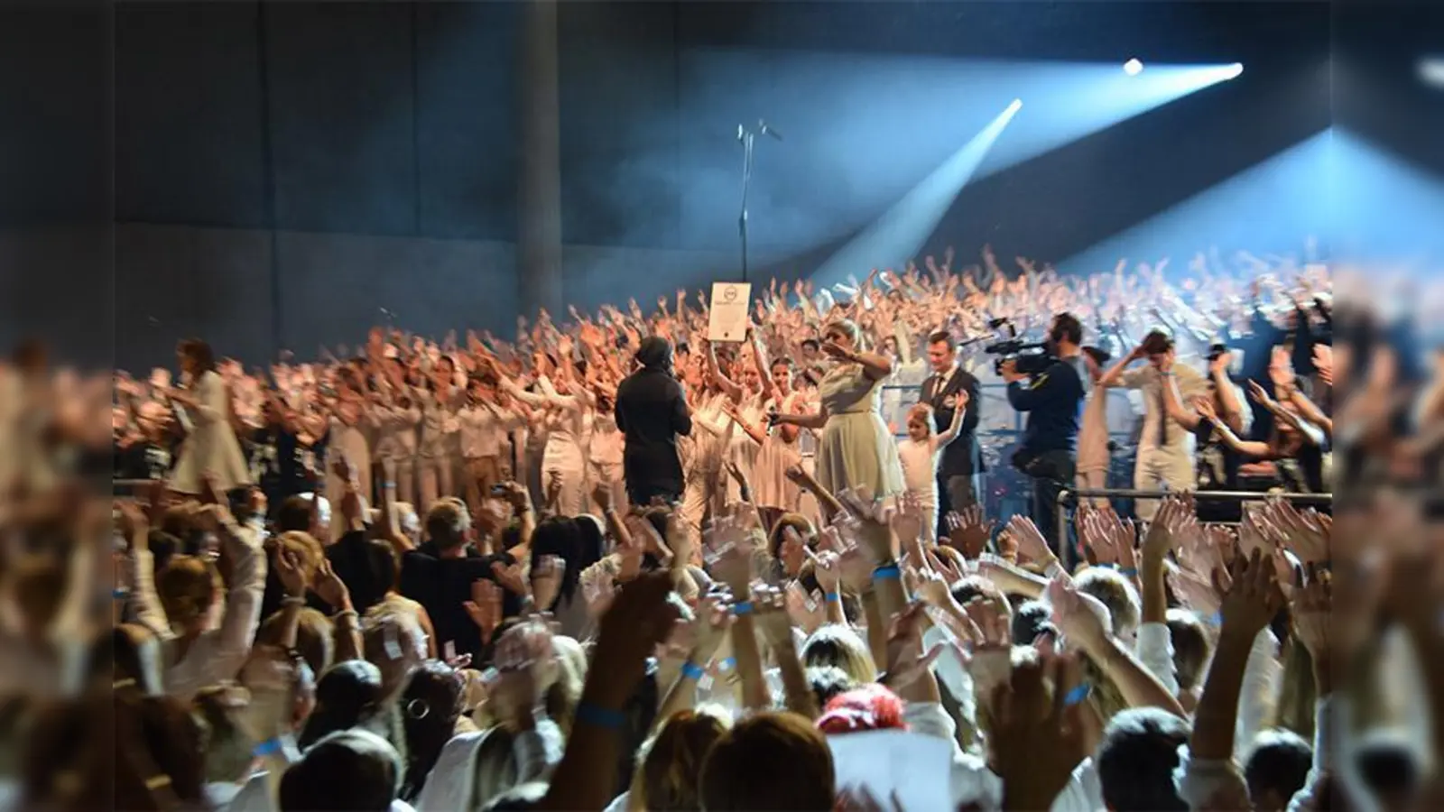 Große Hallen füllt Weltrekordhalter Mano Michael zusammen mit den Sängern und Sängerinnen beim Massen-Chorprojekt.  (Foto: Mano Michael)