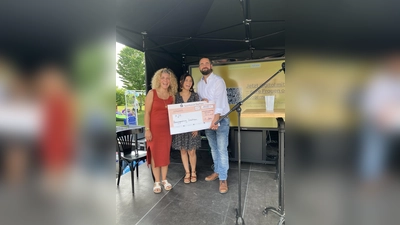 Semra Axt und Elif Yalcin überreichten den symbolischen Scheck an KJR-Geschäftsführer Ludwig Gasteiger. (Foto: KJR)