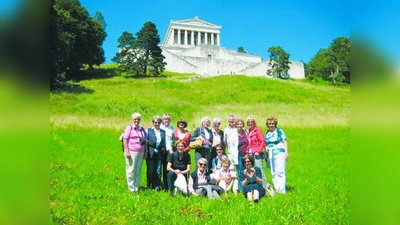 Die Freunde Obermenzings unterhalb der Walhalla. (Foto: pi)