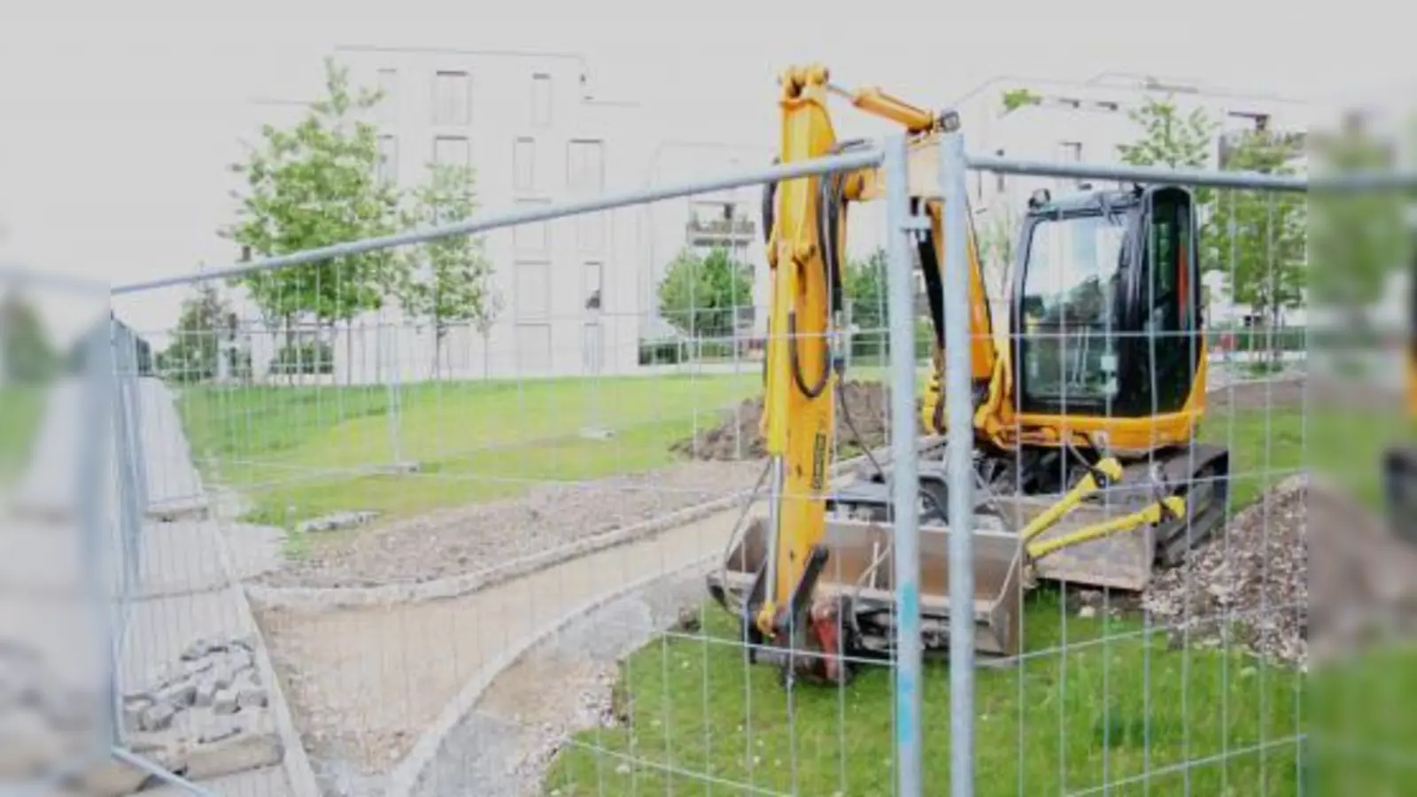 Am Sinti- und Roma-Platz wird ein zusätzlicher Weg angelegt. Die Zukunft des Säulenkreises, den die Künstlerin Regine von Chossy schuf, um an deportierte Sinti und Roma zu erinnern, ist ungewiss. (Foto: tg)