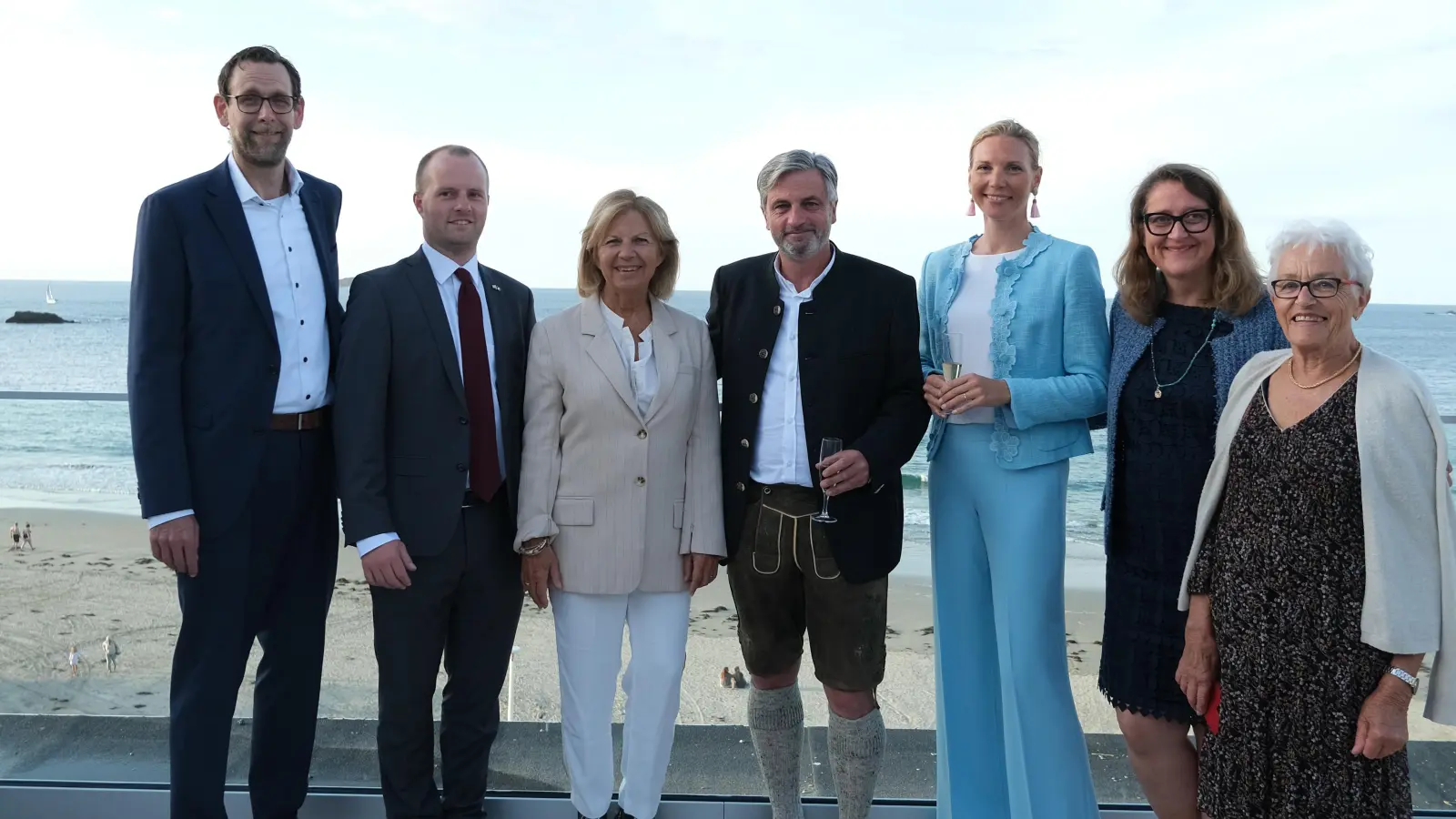 Besuch im französischen Dinard (v.l.): Starnbergs Bürgermeister Patrick Janik, Sebastian Schuh („Die Freunde von Dinard”), Martine Guénégant (Dinard), Dinards Bürgermeister Arnaud Salmon, Charlotte Meyer-Bülow, Stadträtin Katja Fohrmann (Stadträtinnen) und Margrit Perrier („Les Amis de Starnberg“). (Foto: Stadt Starnberg)