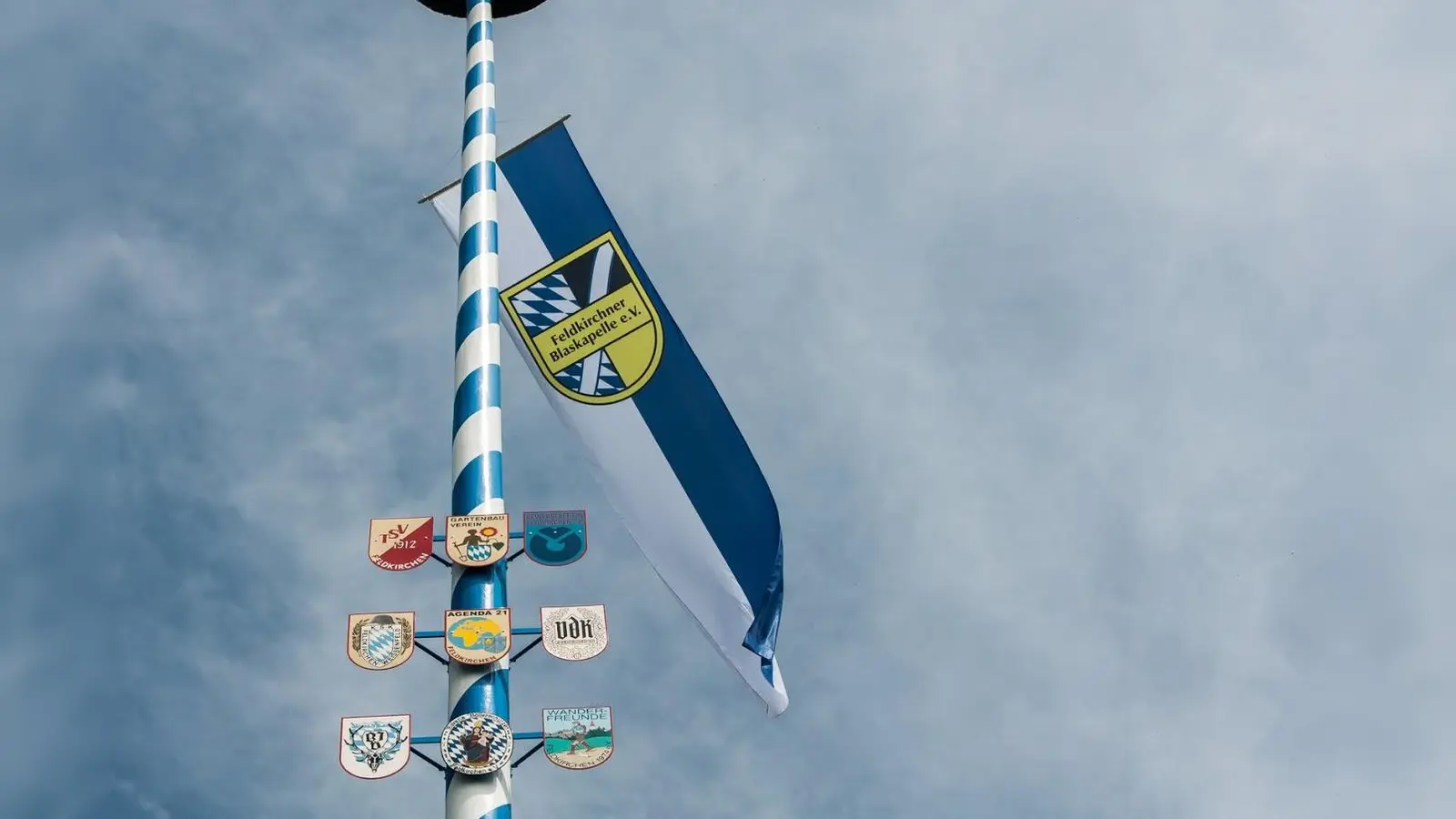 Der Feldkirchner Maibaum steht seit 2015, am 19. Oktober wird er umgelegt. (Foto: VA)