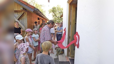 Bürgermeister Josef Zistl eröffnete die »Vernissage« im BRK Kinderhaus Baiern höchstpersönlich. 	 (Foto: brk)