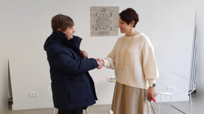 Konstruktiver und lösungsorientierter Austausch: Peter Knoll und Stefanie Wiederuh. (Foto: Bäumlisberger/ Caritas München-Freising)