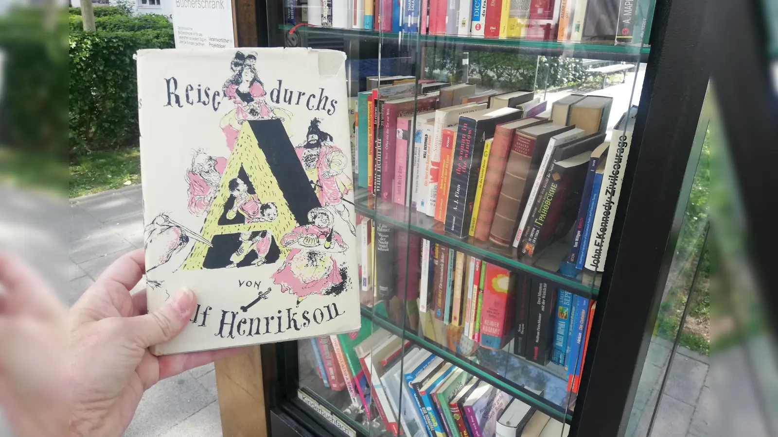 Die „Reise durchs A” aus dem Bücherschrank in Moosach macht schlau auf schlaue Weise. (Foto: tab)