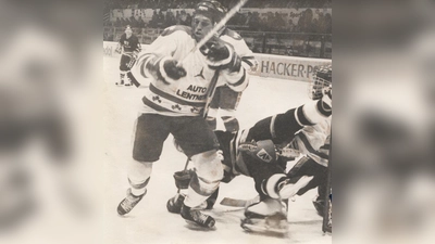 Eine (Archiv-)Aufnahme zeigt den ehemaligen kanadischen Spieler und Trainer des EHC Klostersee, Kim Collins, der kürzlich verstorben ist. (Foto: Archiv EHC)