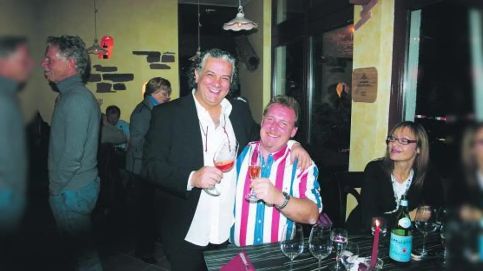 Mario Stancato (l.) feierte die Eröffnung der „Enoteca Grappino” mit zahlreichen Gästen. Markus Zeidler (r.) von der Firma Zeidler ist für die Elektronik der neuen Vinothek verantwortlich. (Foto: se)