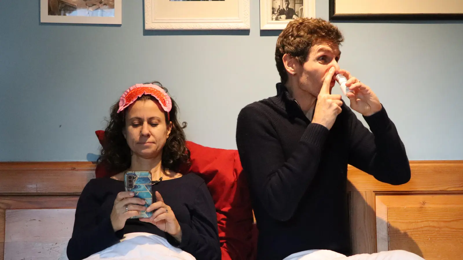 Gute Unterhaltung: In dem Stück „Eine höllische Nacht” sind Monika Schwienbacher als Sabine und Martin Mössmer als Jürgen zu sehen. (Foto: Südtiroler Volksbühne München e.V.)