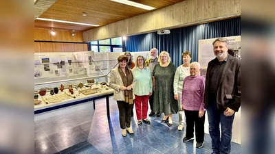 Der Verein Langwied Lochhausen Historisch eröffnete seine Jahresausstellung. Hannelore Denk, Sylvia Engel, Hiltrud und Jürgen Woltz, Vorsitzende Barbara Kuhn, Christine Oberarzbacher, Irene Herdt und zweiter Vorstand Detlef Kohler (v. l.).  (Foto: Ulrike Seiffert)