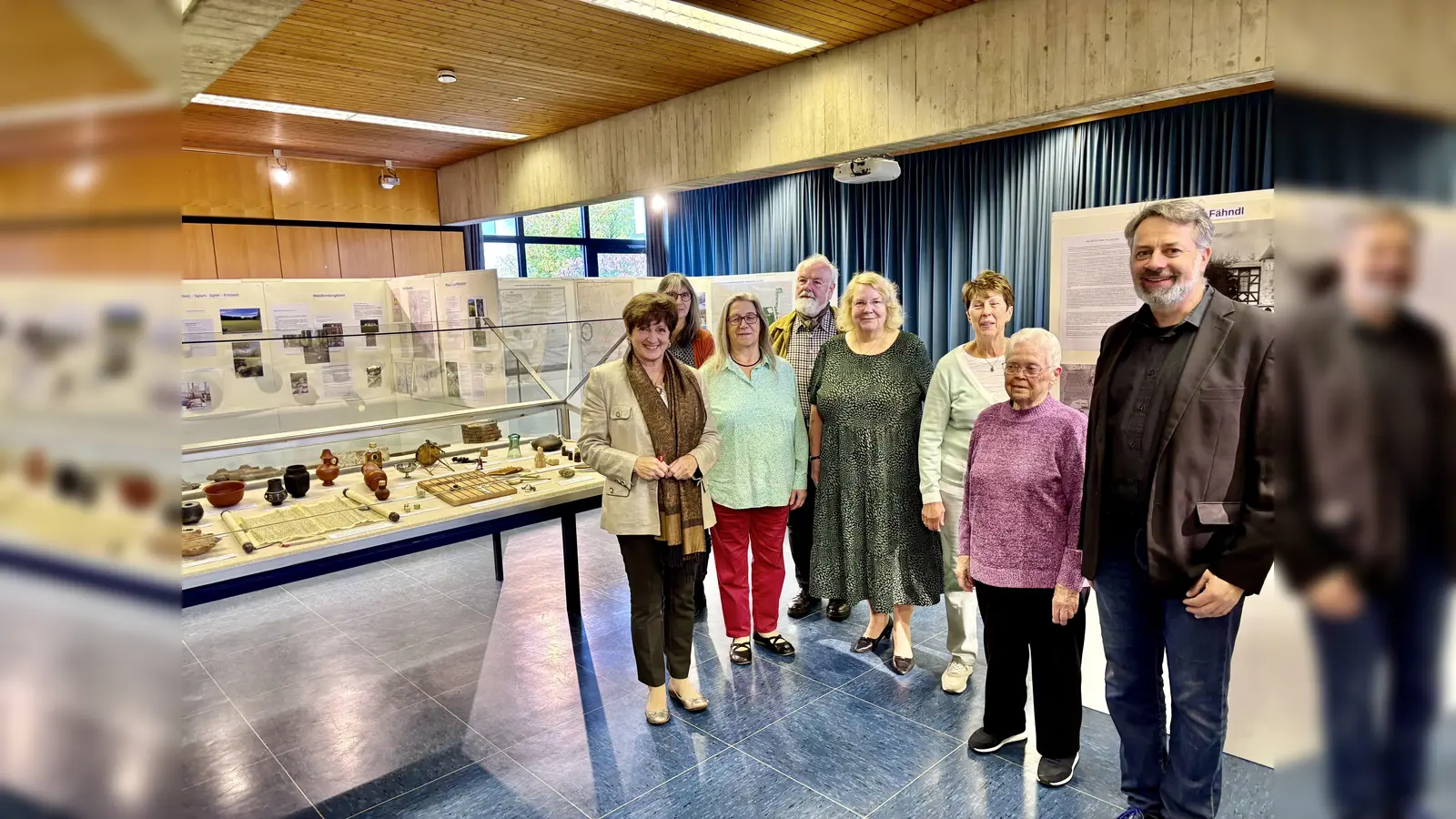 Der Verein Langwied Lochhausen Historisch eröffnete seine Jahresausstellung. Hannelore Denk, Sylvia Engel, Hiltrud und Jürgen Woltz, Vorsitzende Barbara Kuhn, Christine Oberarzbacher, Irene Herdt und zweiter Vorstand Detlef Kohler (v. l.).  (Foto: Ulrike Seiffert)