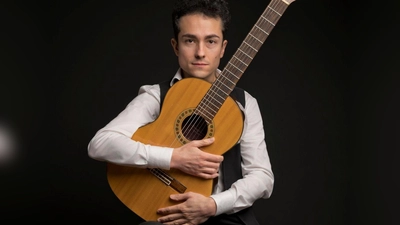 Zu einem stimmungsvollen Abend lädt Anoush Saadat in die Seidlvilla ein. Er nimmt die Besucher mit auf eine Reise durch Andalusien. (Foto: Fotostudio Belichtungswert)