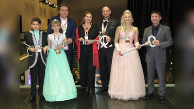 Die Prinzenpaare erhielten die Schlüssel der Stadt München durch Stadträtin Julia Schönfeld-Knor (Mitte) und Stadtrat Jens Roever (hinten links) sowie die Schlüssel der Gemeinde Unterföhring durch den Hausherren, Bürgermeister Andreas Kemmelmeyer (rechts).  (Foto: Feringa)