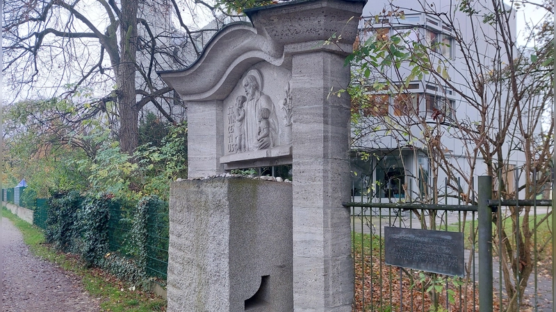 Das Mahnmal für die über 500 Deportierten und Ermordeten aus dem Sammellager Berg am Laim steht in der Clemens-August-Straße, nahe der Kirche St. Michael. (Foto: bas)