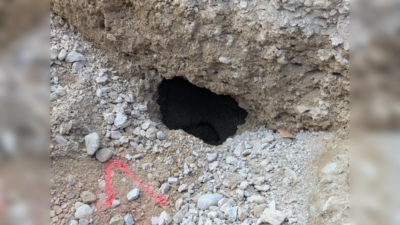 Wegen solcher Löcher unter der Fahrbahn wurde die Fürstenrieder Straße gesperrt. (Foto: SWM/MVG)