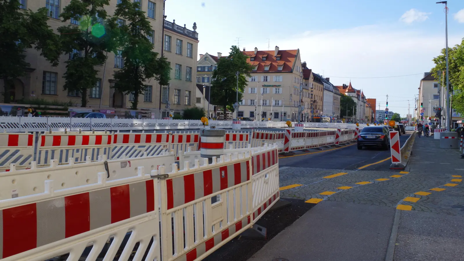 Fast täglich ändern sich die provisorischen Wege entlang der Fürstenrieder Straße. (Foto: kö)