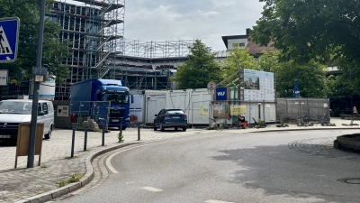 Die Gräfelfinger Mitte wird für ein Jahr zur Großbaustelle. Neben dem Bürgerhaus saniert die Gemeinde das Wohn- und Geschäftshaus in der Bahnhofstraße 110. (Foto: Ulrike Seiffert)