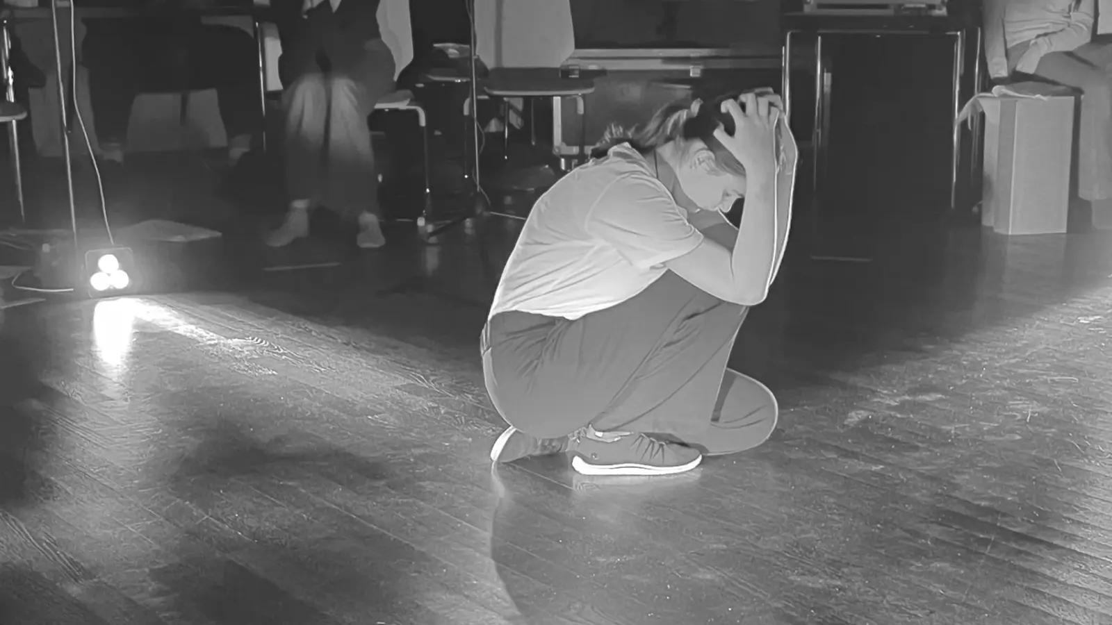 „Der Klavierträger” ist eine theatrale Lesung auf einer 360-Grad-Bühne. (Foto: Blickwechsel Theater)