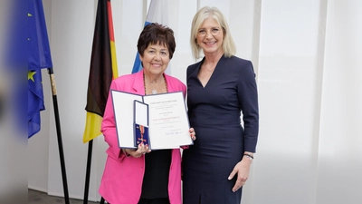 Die Bayerische Sozialministerin Ulrike Scharf verlieh das Bundesverdienstkreuz am Bande an Ingrid Prager für ihr besonderes Engagement. (Foto: Martina Noetel)
