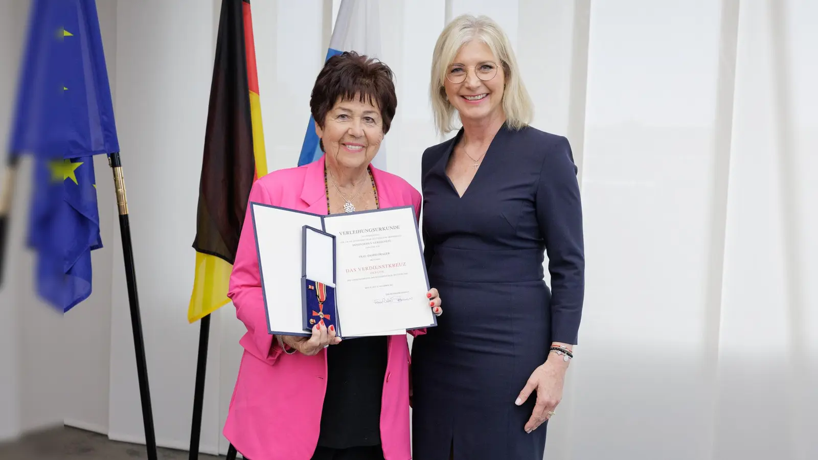 Die Bayerische Sozialministerin Ulrike Scharf verlieh das Bundesverdienstkreuz am Bande an Ingrid Prager für ihr besonderes Engagement. (Foto: Martina Noetel)