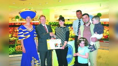 „Miss Chiquita”, Peter Zweck von „Chiquita”, Nora Alidris, Hermann Schwimmbeck, Marktleiter E-Center Riem, und Basel Alidris mit Rayana und Riyad (2). (Foto: ls)