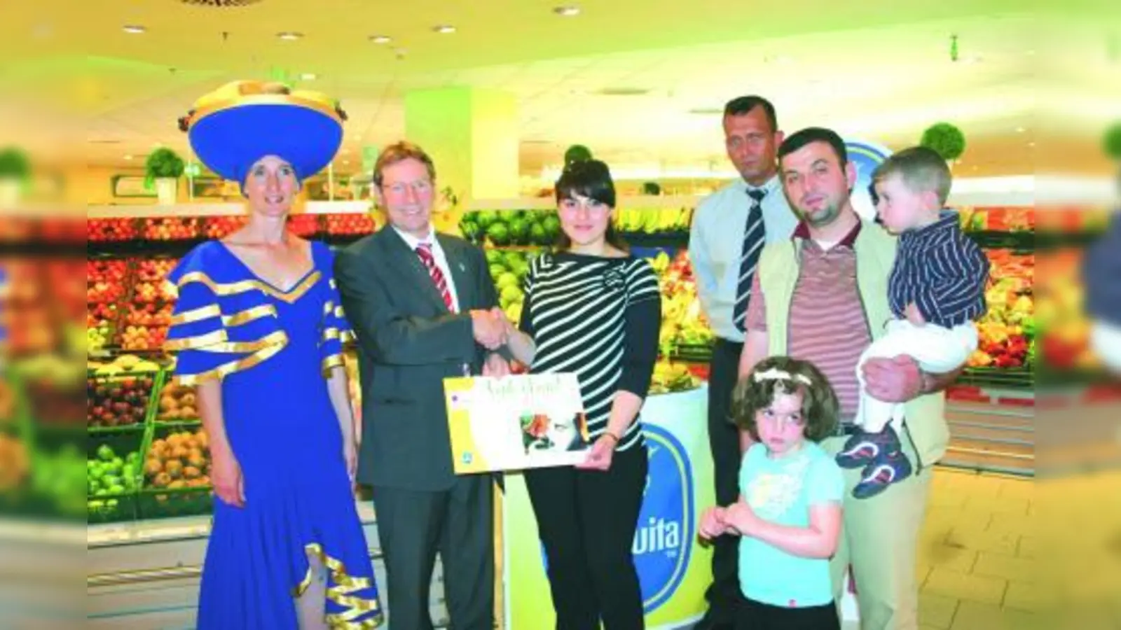 „Miss Chiquita”, Peter Zweck von „Chiquita”, Nora Alidris, Hermann Schwimmbeck, Marktleiter E-Center Riem, und Basel Alidris mit Rayana und Riyad (2). (Foto: ls)